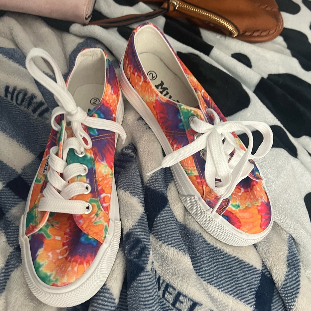 Girls size to mudd, tie-dye shoes